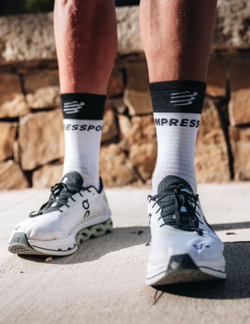 Compressport Mid Compression Socks V2.0 Muške Čarape Za Trčanje Bijele Crne | 638-QVXOKN