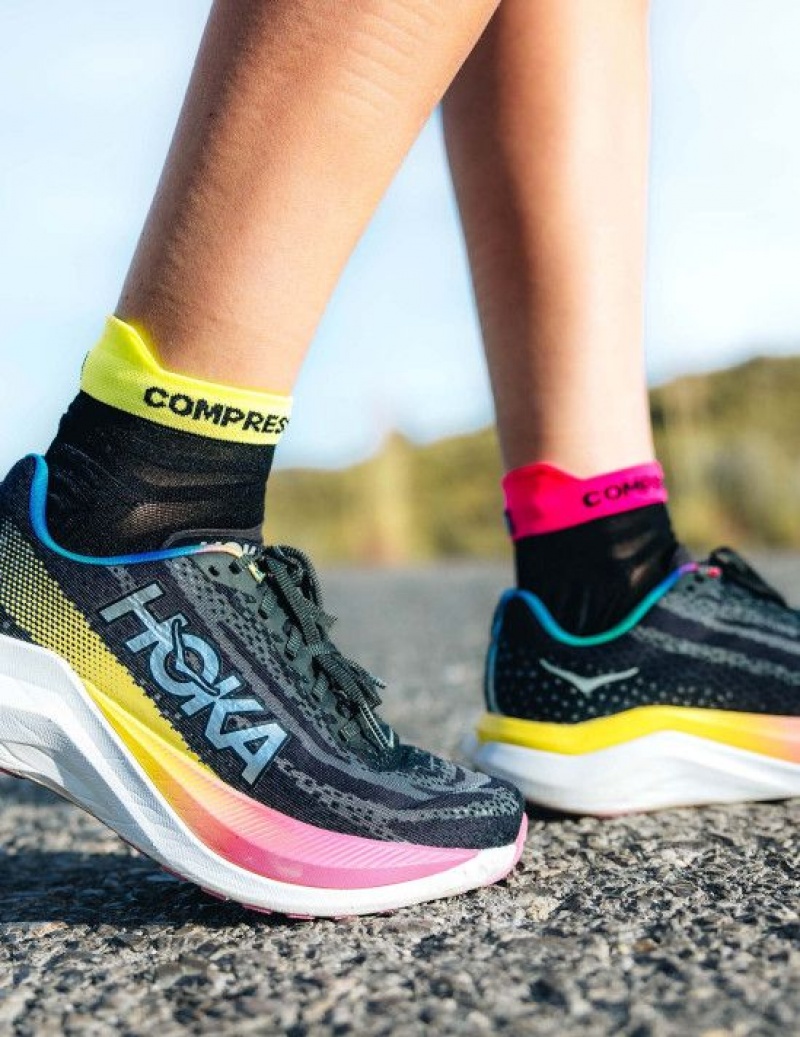 Compressport Pro Racing Socks v4.0 Ultralight Run Low Muške Čarape Za Trčanje Crne Žute Roze | 632-AGSYOU